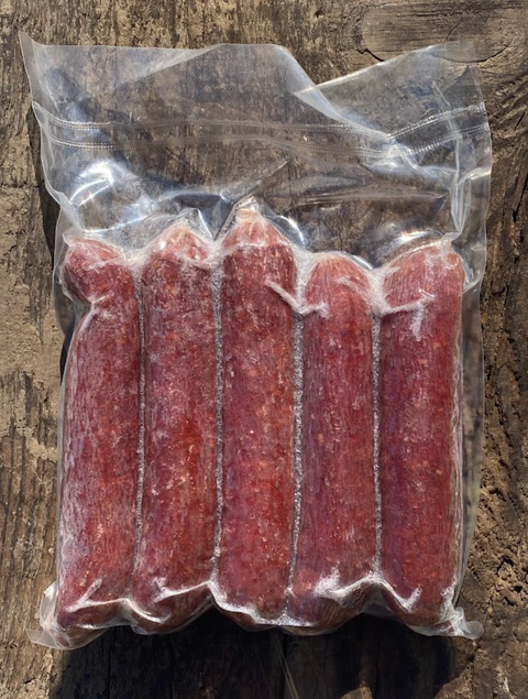 Perritos calientes de carne alimentada con pasto